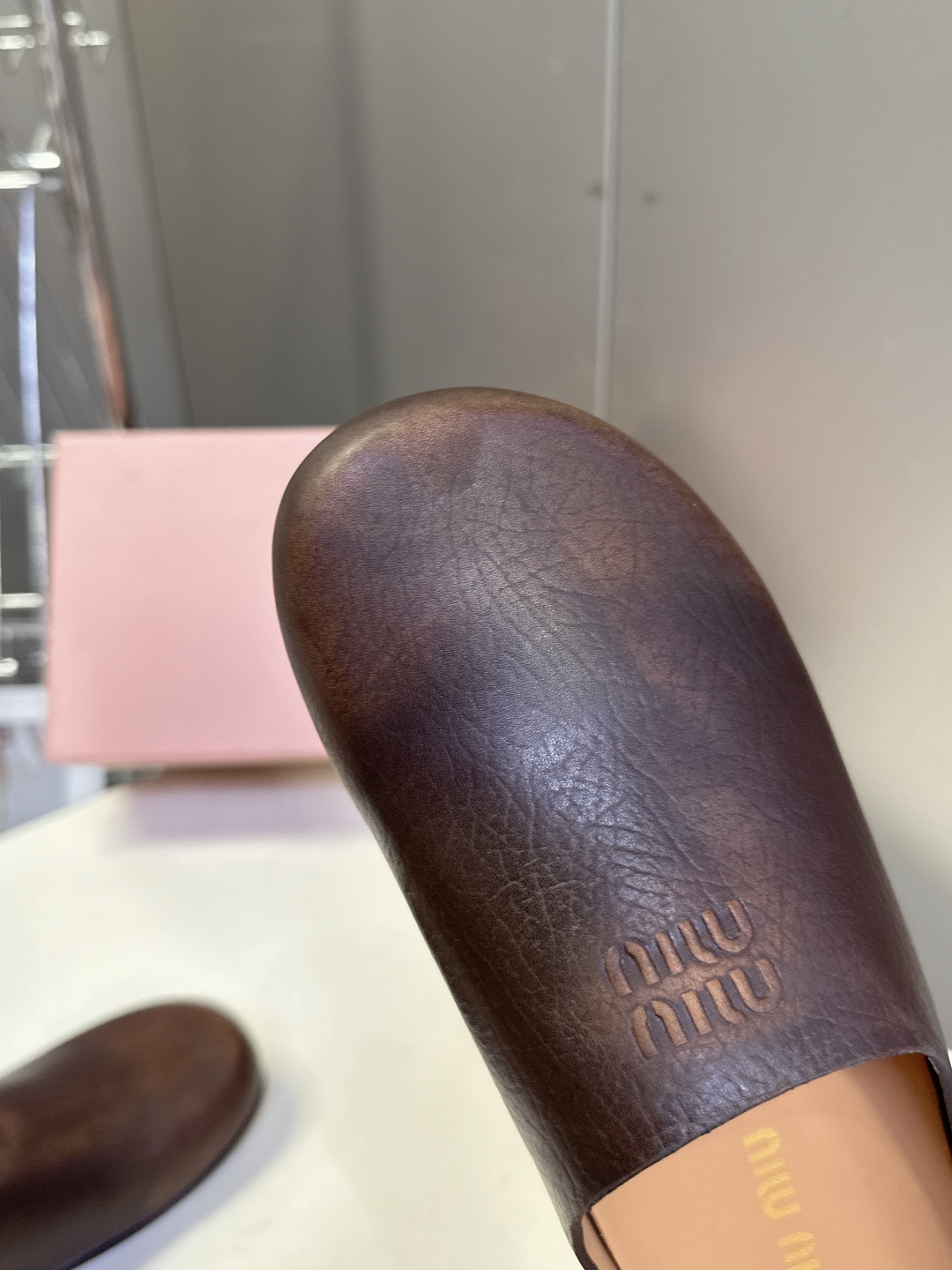 Miu Miu 缪缪春夏最新款勃肯穆勒拖鞋超多明星网红种草 经典无后跟包头穆勒（Sabot）设计 融合了