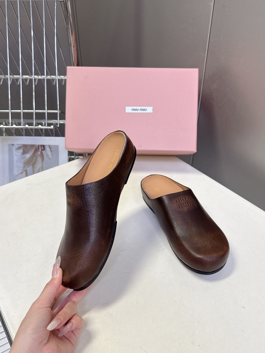 Miu Miu 缪缪春夏最新款勃肯穆勒拖鞋超多明星网红种草 经典无后跟包头穆勒（Sabot）设计 融合了