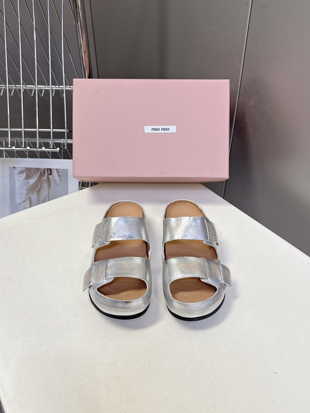 Miu Miu 缪缪春夏最新款双带魔术贴凉拖超多明星网红种草 露趾双带设计 搭配可调节魔术贴 适配不同脚