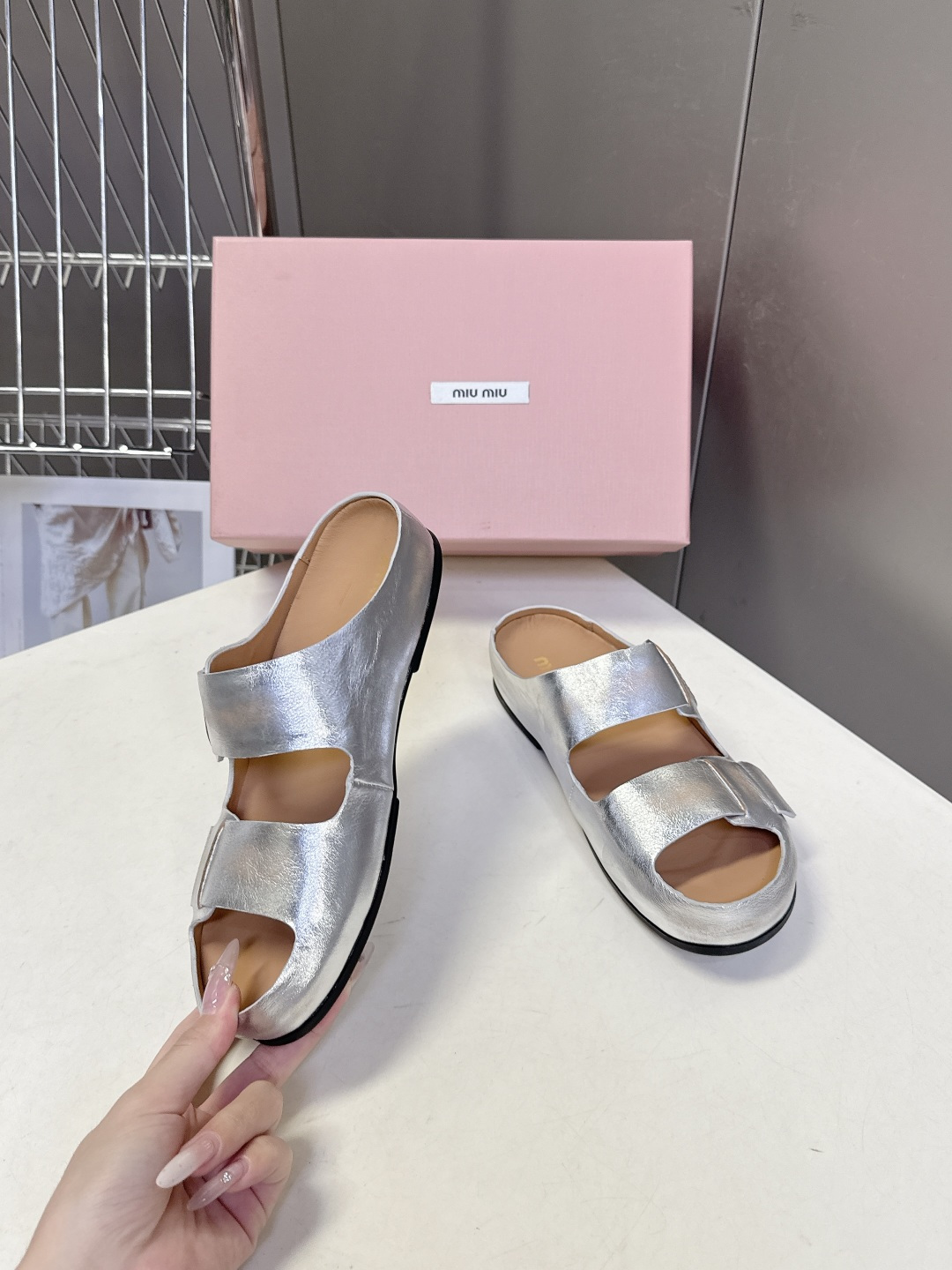 Miu Miu 缪缪春夏最新款双带魔术贴凉拖超多明星网红种草 露趾双带设计 搭配可调节魔术贴 适配不同脚