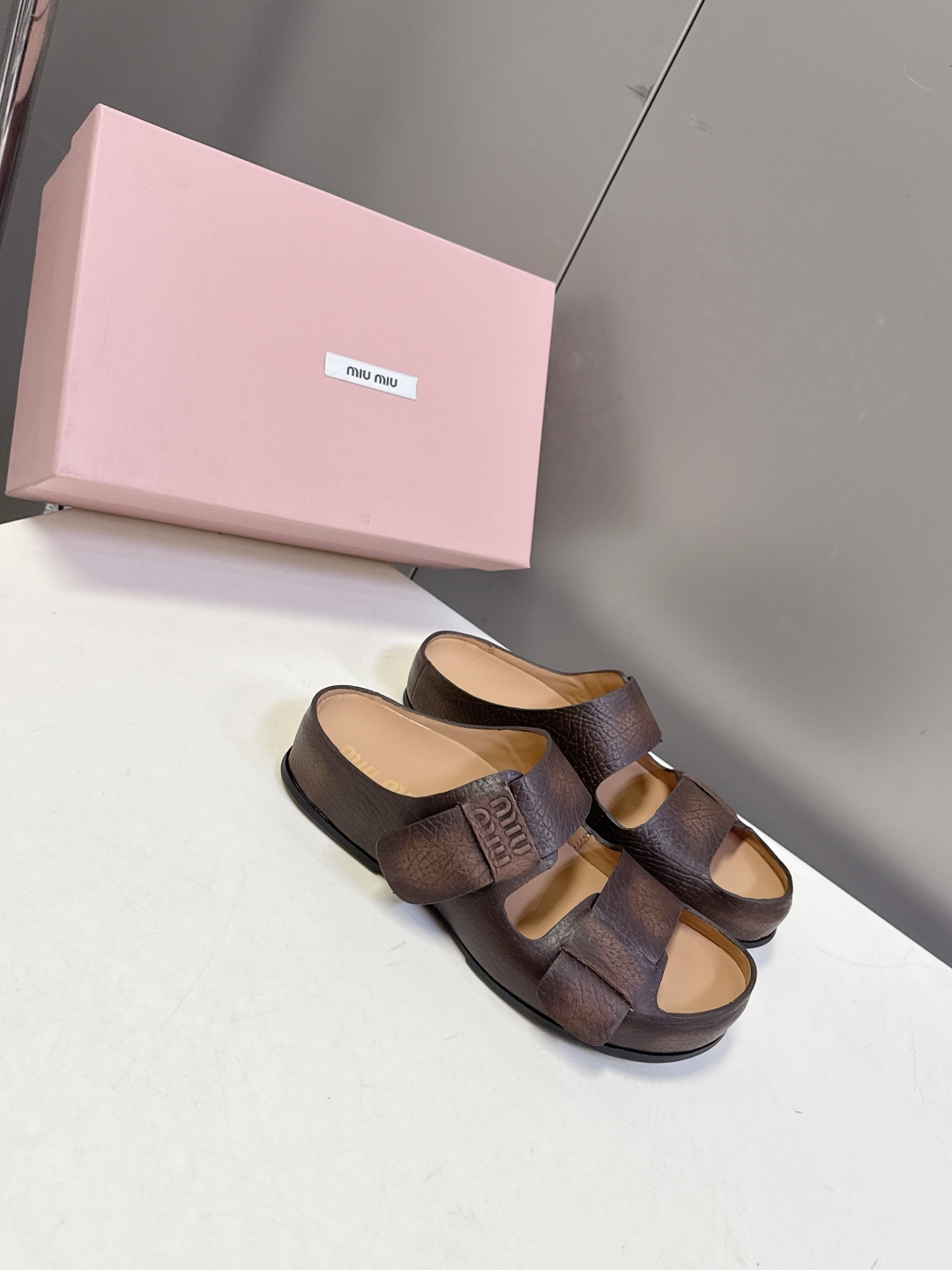 Miu Miu 缪缪春夏最新款双带魔术贴凉拖超多明星网红种草 露趾双带设计 搭配可调节魔术贴 适配不同脚