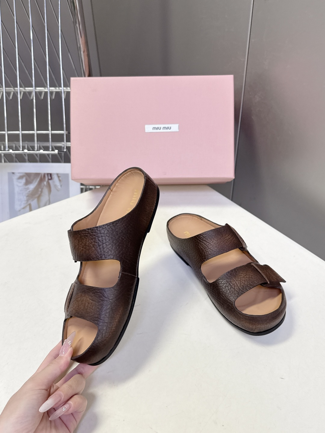 Miu Miu 缪缪春夏最新款双带魔术贴凉拖超多明星网红种草 露趾双带设计 搭配可调节魔术贴 适配不同脚