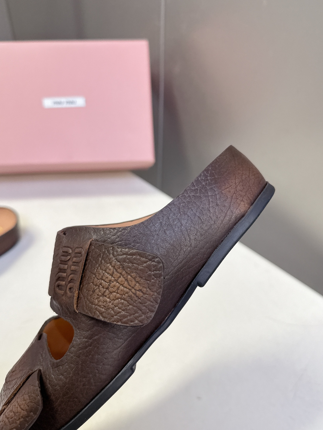 Miu Miu 缪缪春夏最新款双带魔术贴凉拖超多明星网红种草 露趾双带设计 搭配可调节魔术贴 适配不同脚