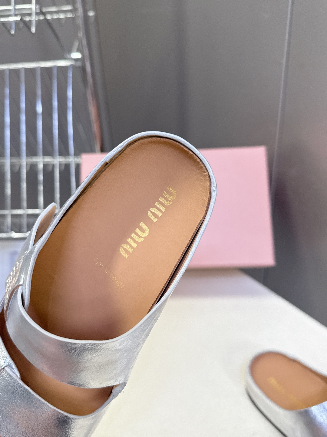 Miu Miu 缪缪春夏最新款双带魔术贴凉拖超多明星网红种草 露趾双带设计 搭配可调节魔术贴 适配不同脚