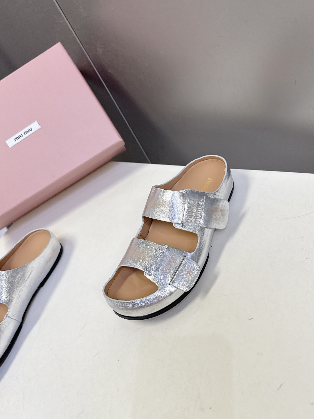 Miu Miu 缪缪春夏最新款双带魔术贴凉拖超多明星网红种草 露趾双带设计 搭配可调节魔术贴 适配不同脚