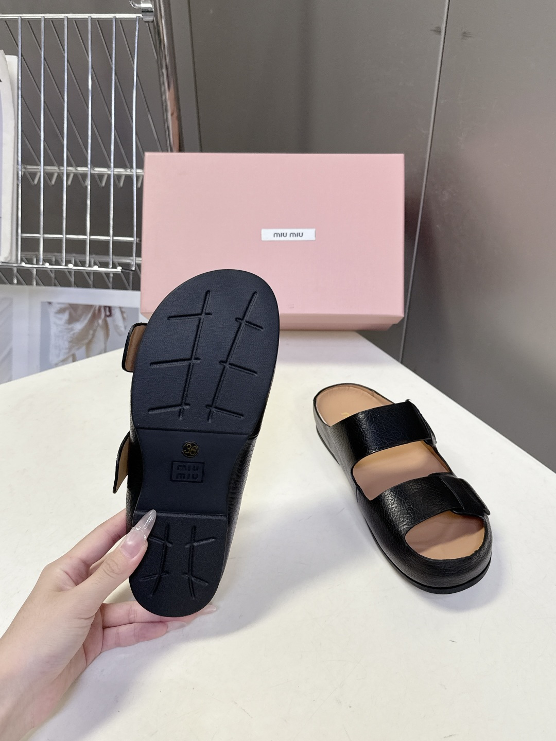 Miu Miu 缪缪春夏最新款双带魔术贴凉拖超多明星网红种草 露趾双带设计 搭配可调节魔术贴 适配不同脚