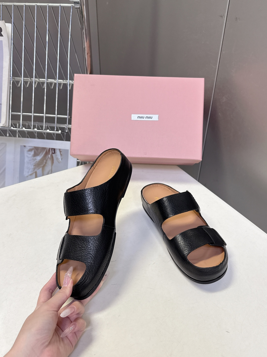 Miu Miu 缪缪春夏最新款双带魔术贴凉拖超多明星网红种草 露趾双带设计 搭配可调节魔术贴 适配不同脚