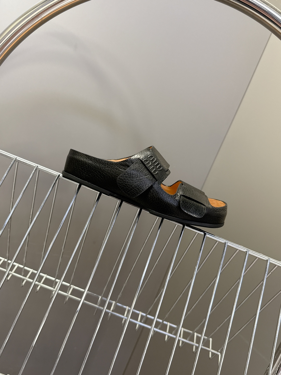 Miu Miu 缪缪春夏最新款双带魔术贴凉拖超多明星网红种草 露趾双带设计 搭配可调节魔术贴 适配不同脚