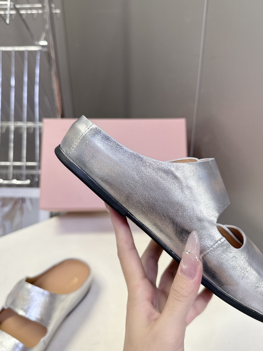 Miu Miu 缪缪春夏最新款双带魔术贴凉拖超多明星网红种草 露趾双带设计 搭配可调节魔术贴 适配不同脚