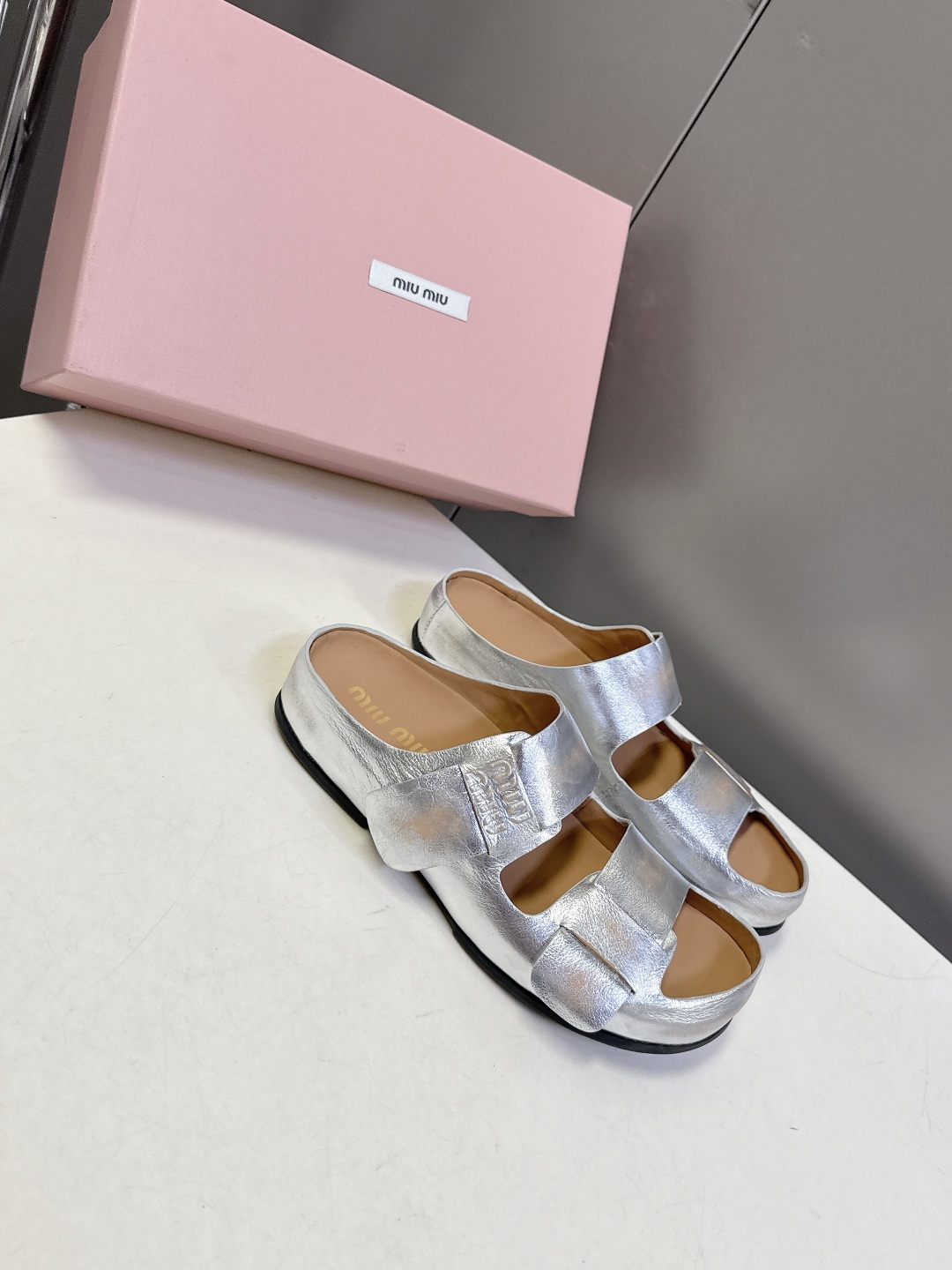 Miu Miu 缪缪春夏最新款双带魔术贴凉拖超多明星网红种草 露趾双带设计 搭配可调节魔术贴 适配不同脚