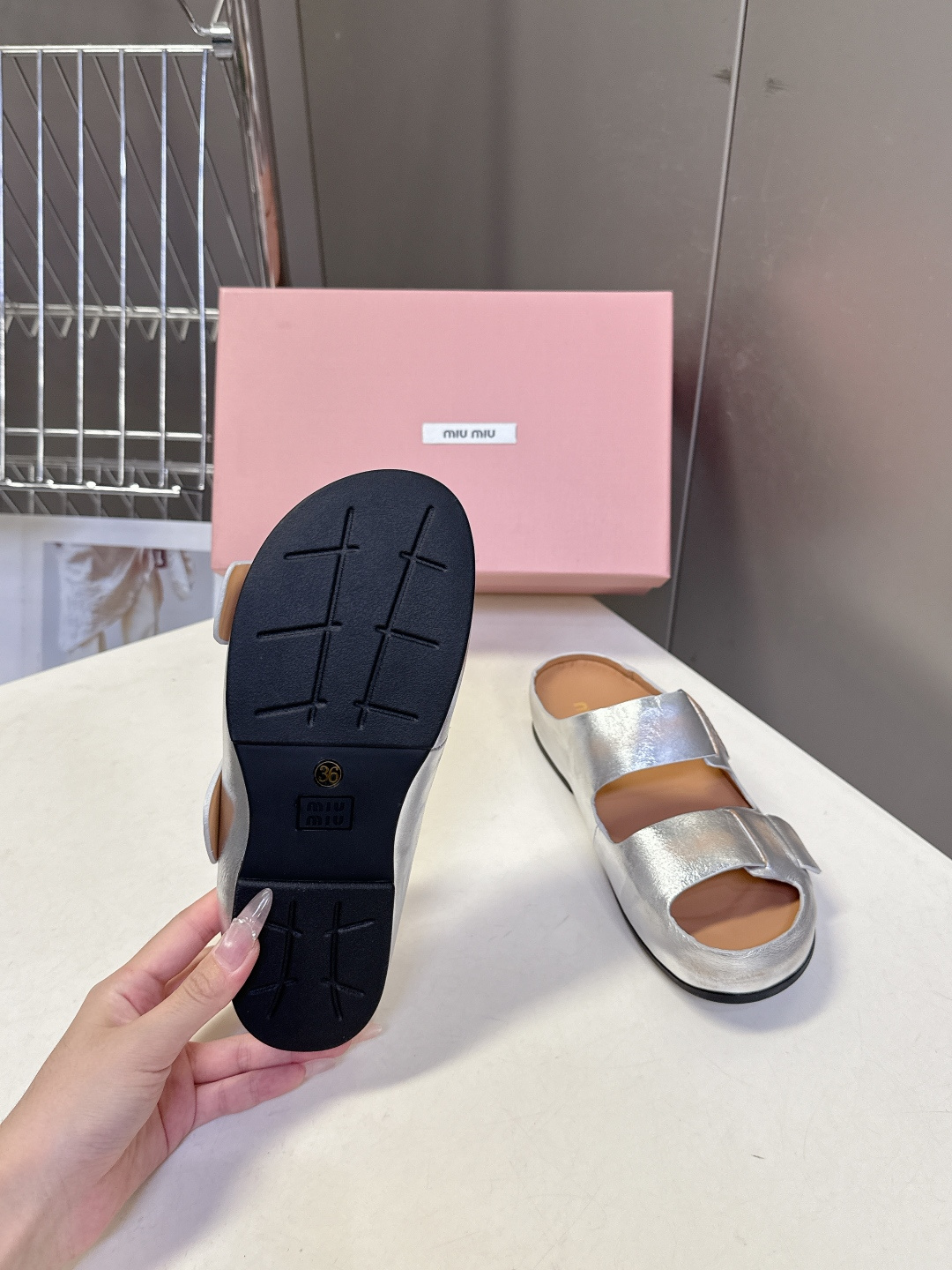 Miu Miu 缪缪春夏最新款双带魔术贴凉拖超多明星网红种草 露趾双带设计 搭配可调节魔术贴 适配不同脚