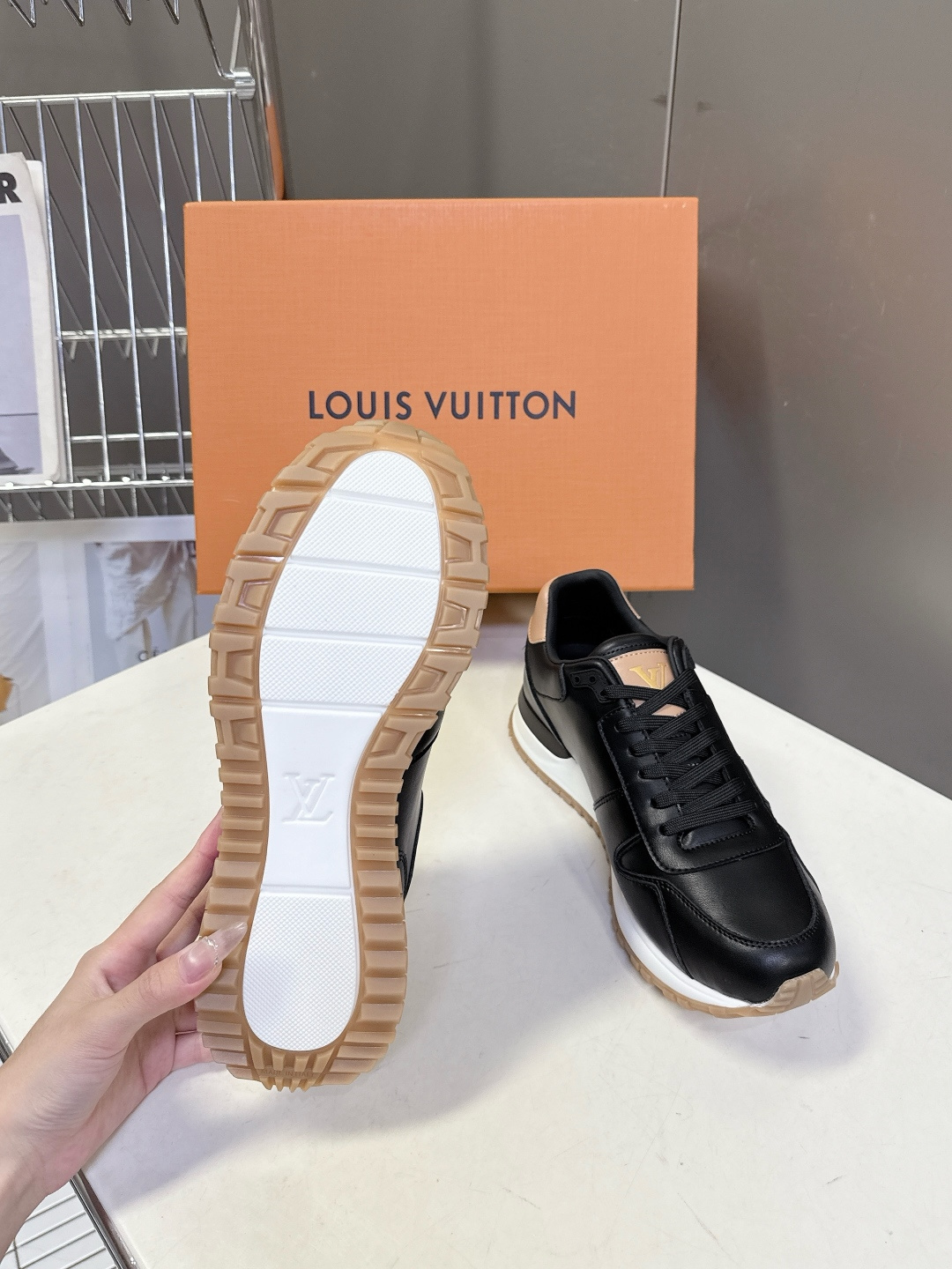 路易威登Louis Vuitton春夏最新款运动鞋超多明星网红种草 以复古篮球鞋为原型，采用全皮面压纹老