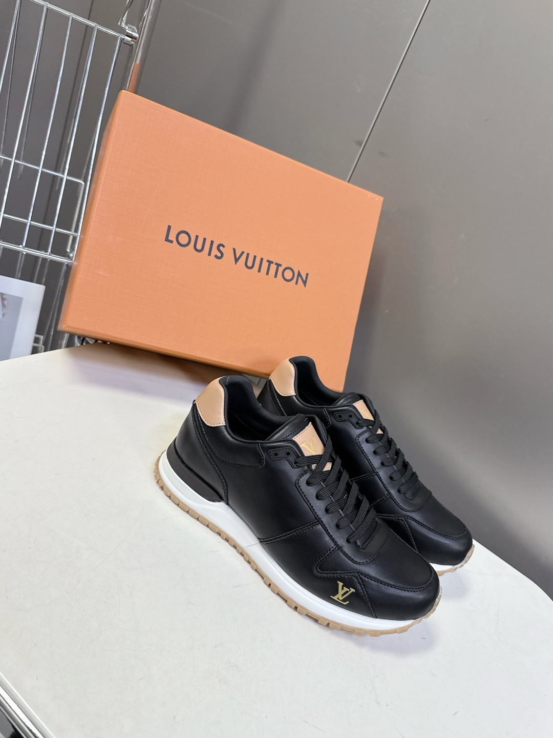 路易威登Louis Vuitton春夏最新款运动鞋超多明星网红种草 以复古篮球鞋为原型，采用全皮面压纹老