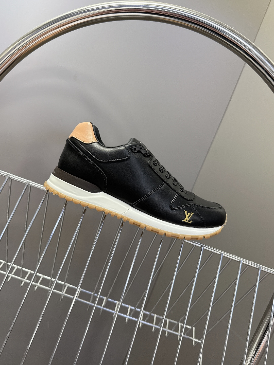 路易威登Louis Vuitton春夏最新款运动鞋超多明星网红种草 以复古篮球鞋为原型，采用全皮面压纹老