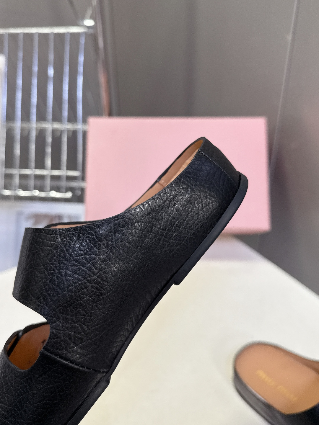 Miu Miu 缪缪春夏最新款双带魔术贴凉拖超多明星网红种草 露趾双带设计 搭配可调节魔术贴 适配不同脚