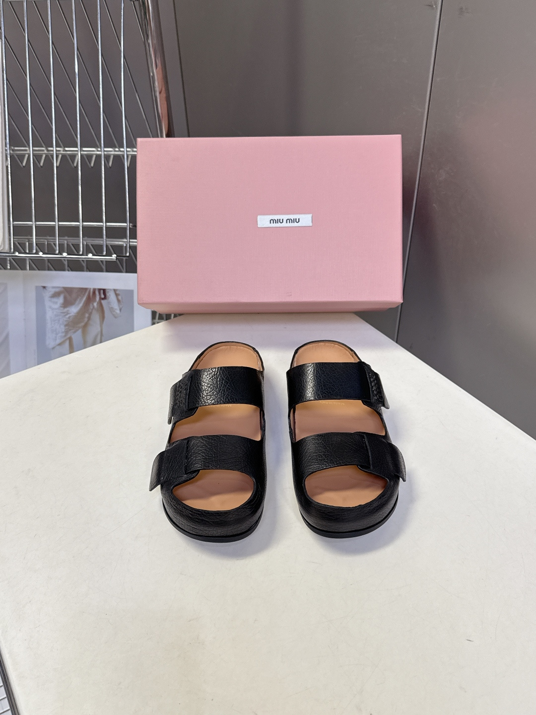 Miu Miu 缪缪春夏最新款双带魔术贴凉拖超多明星网红种草 露趾双带设计 搭配可调节魔术贴 适配不同脚