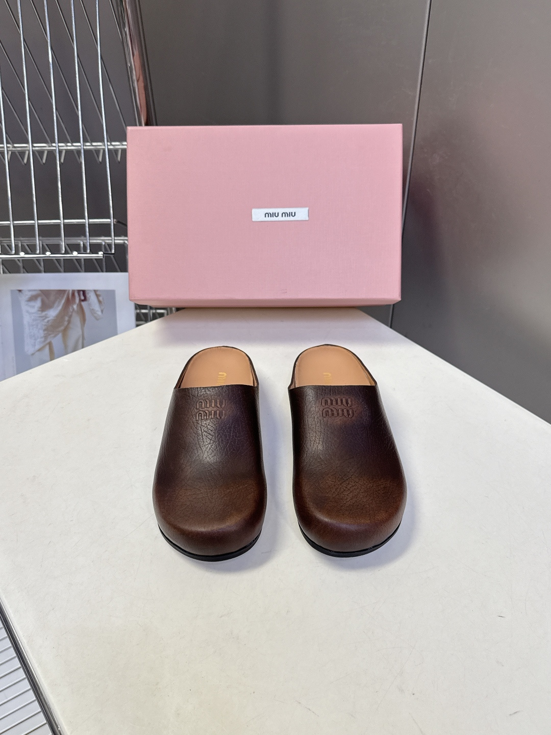 Miu Miu 缪缪春夏最新款勃肯穆勒拖鞋超多明星网红种草 经典无后跟包头穆勒（Sabot）设计 融合了