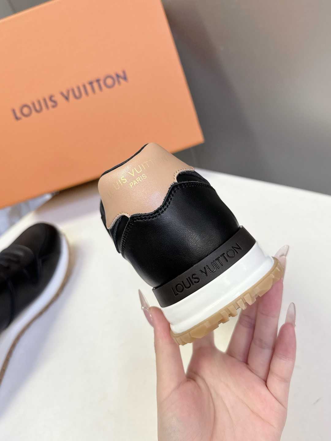 路易威登Louis Vuitton春夏最新款运动鞋超多明星网红种草 以复古篮球鞋为原型，采用全皮面压纹老