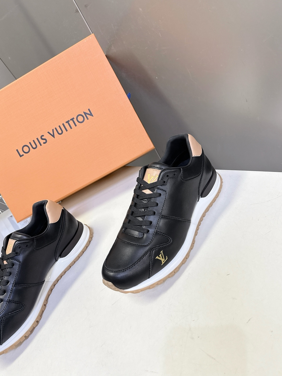 路易威登Louis Vuitton春夏最新款运动鞋超多明星网红种草 以复古篮球鞋为原型，采用全皮面压纹老