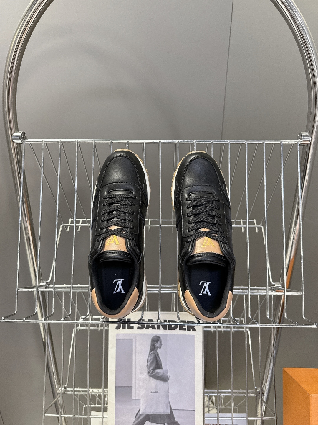 路易威登Louis Vuitton春夏最新款运动鞋超多明星网红种草 以复古篮球鞋为原型，采用全皮面压纹老