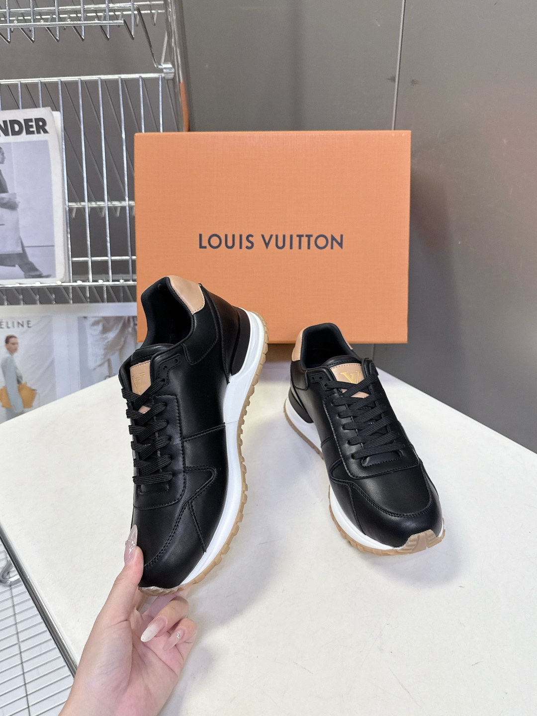 路易威登Louis Vuitton春夏最新款运动鞋超多明星网红种草 以复古篮球鞋为原型，采用全皮面压纹老