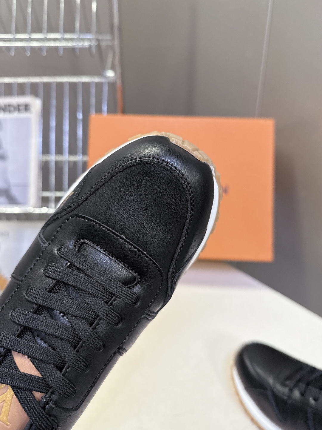 路易威登Louis Vuitton春夏最新款运动鞋超多明星网红种草 以复古篮球鞋为原型，采用全皮面压纹老