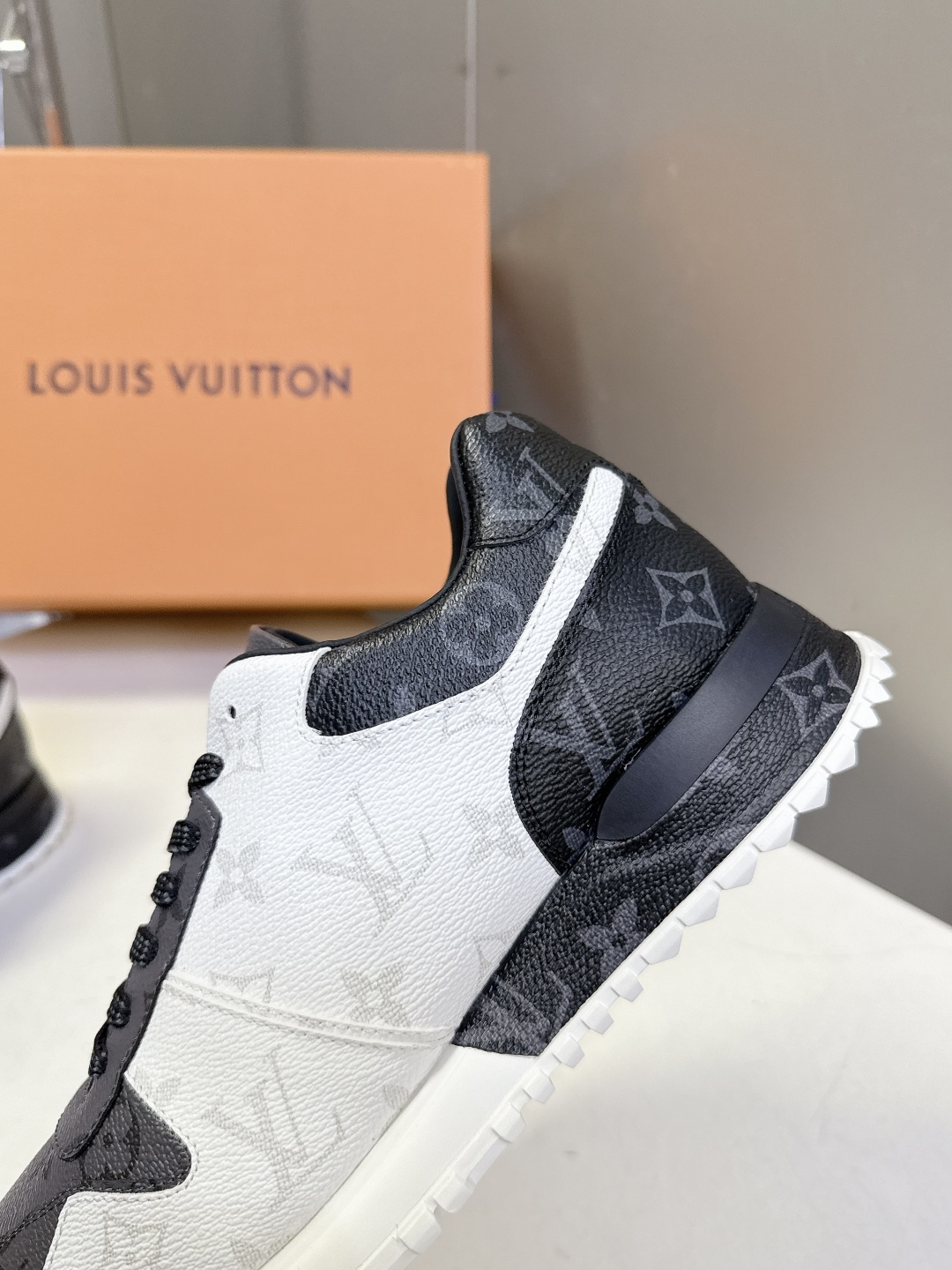 路易威登Louis Vuitton春夏最新款运动鞋超多明星网红种草 以复古篮球鞋为原型，采用全皮面压纹老