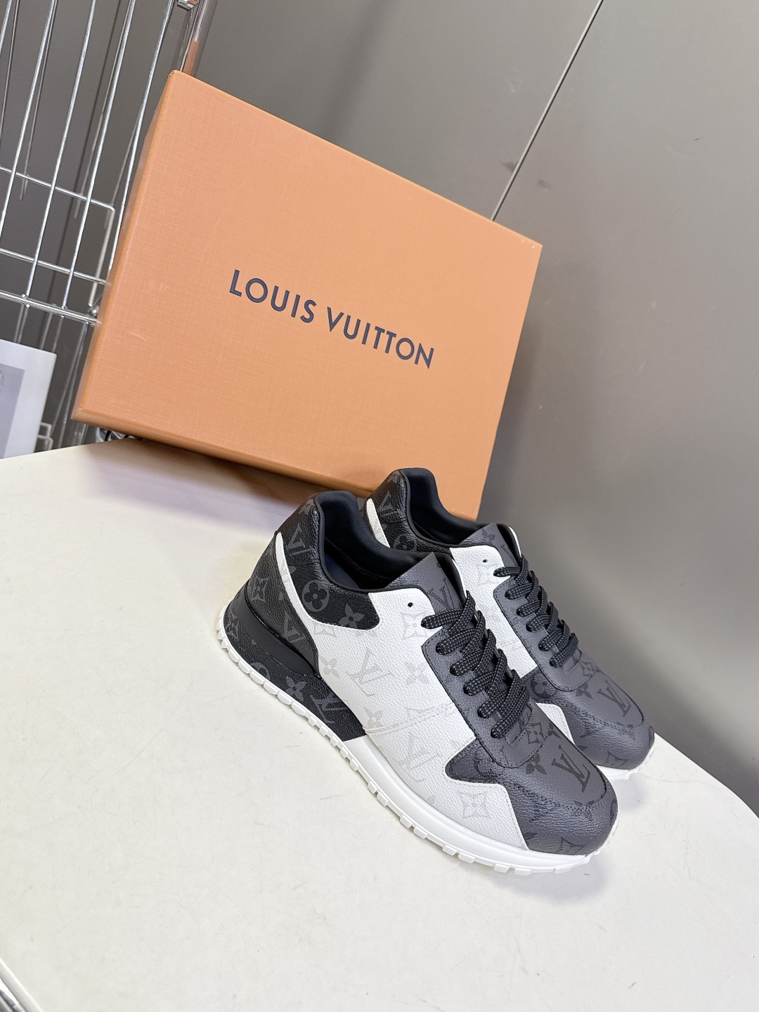 路易威登Louis Vuitton春夏最新款运动鞋超多明星网红种草 以复古篮球鞋为原型，采用全皮面压纹老