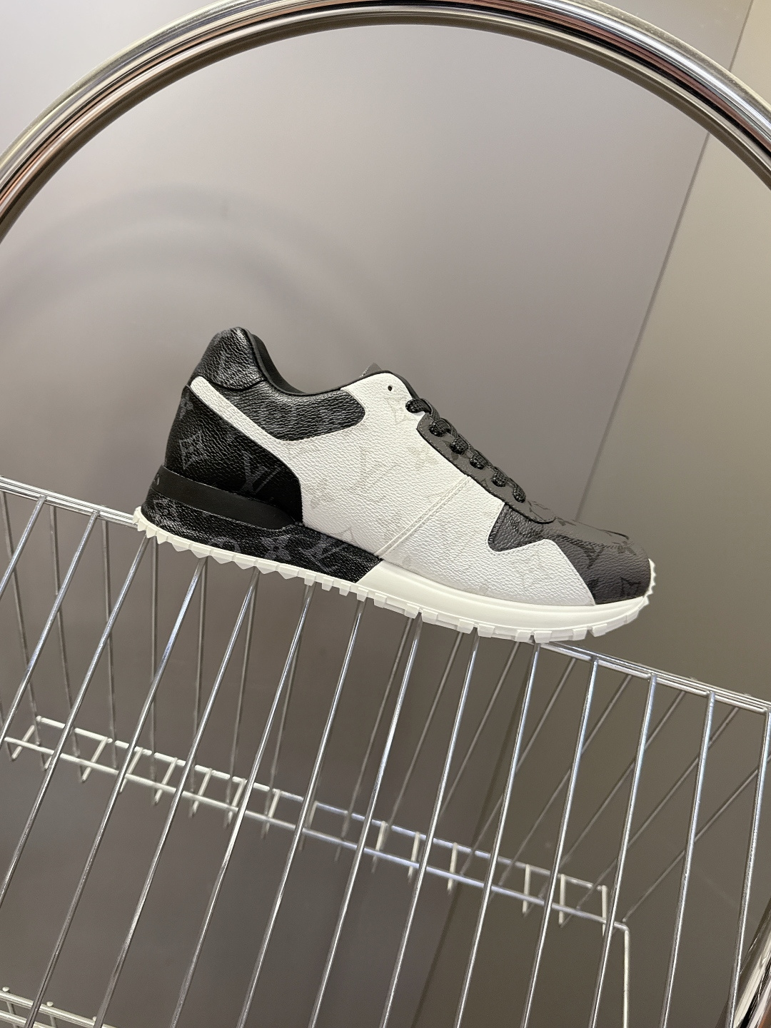 路易威登Louis Vuitton春夏最新款运动鞋超多明星网红种草 以复古篮球鞋为原型，采用全皮面压纹老