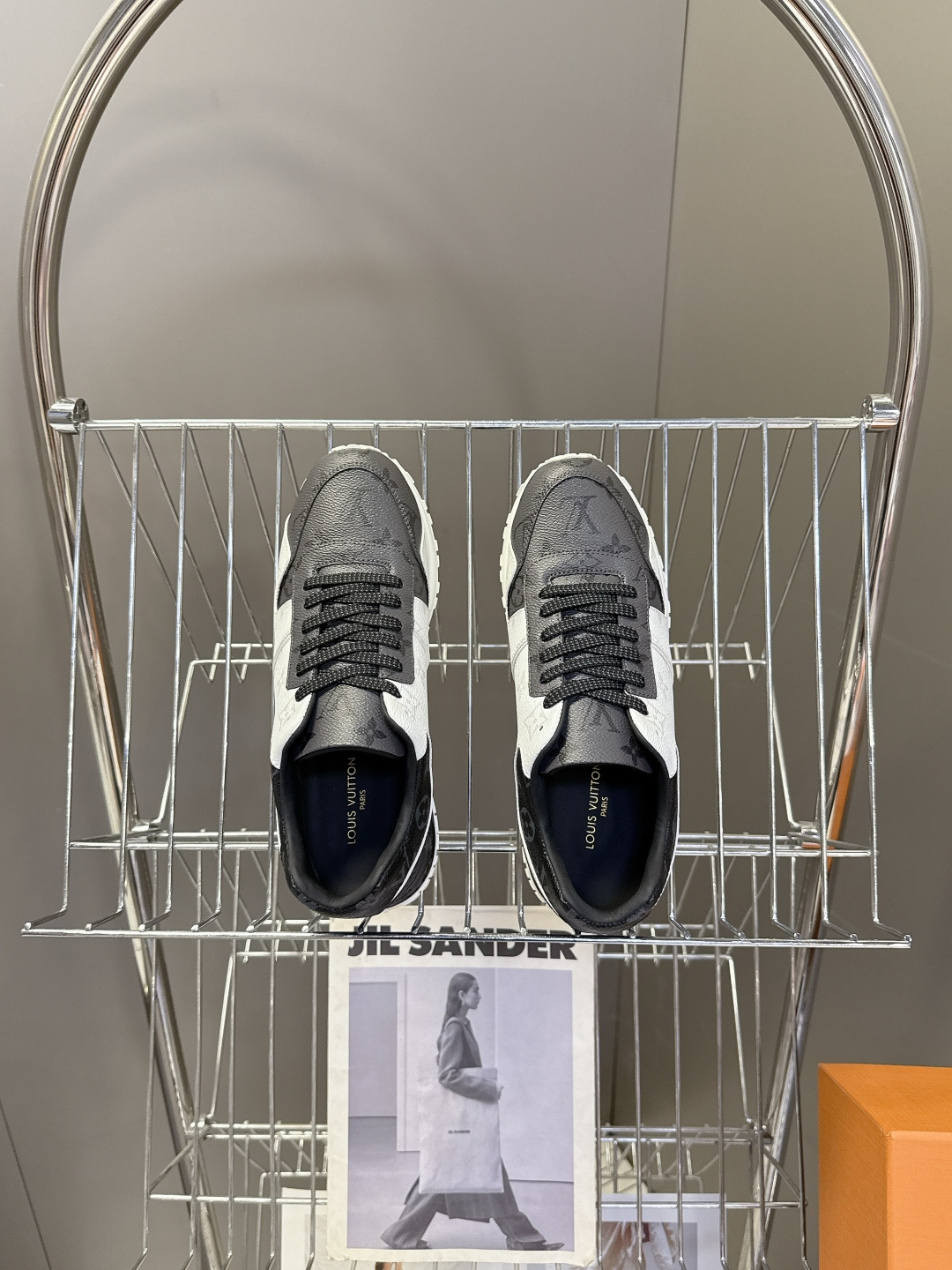 路易威登Louis Vuitton春夏最新款运动鞋超多明星网红种草 以复古篮球鞋为原型，采用全皮面压纹老