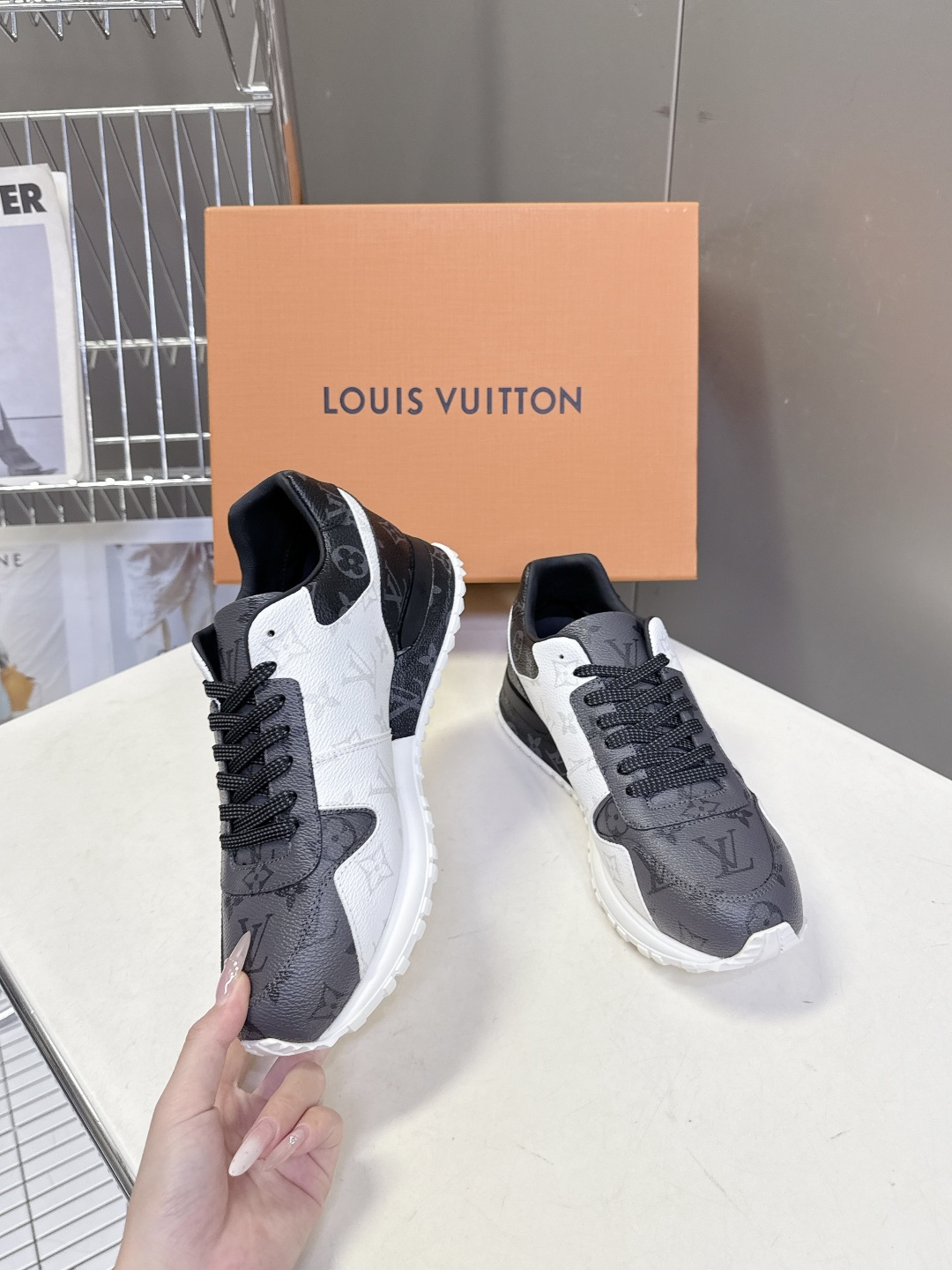 路易威登Louis Vuitton春夏最新款运动鞋超多明星网红种草 以复古篮球鞋为原型，采用全皮面压纹老