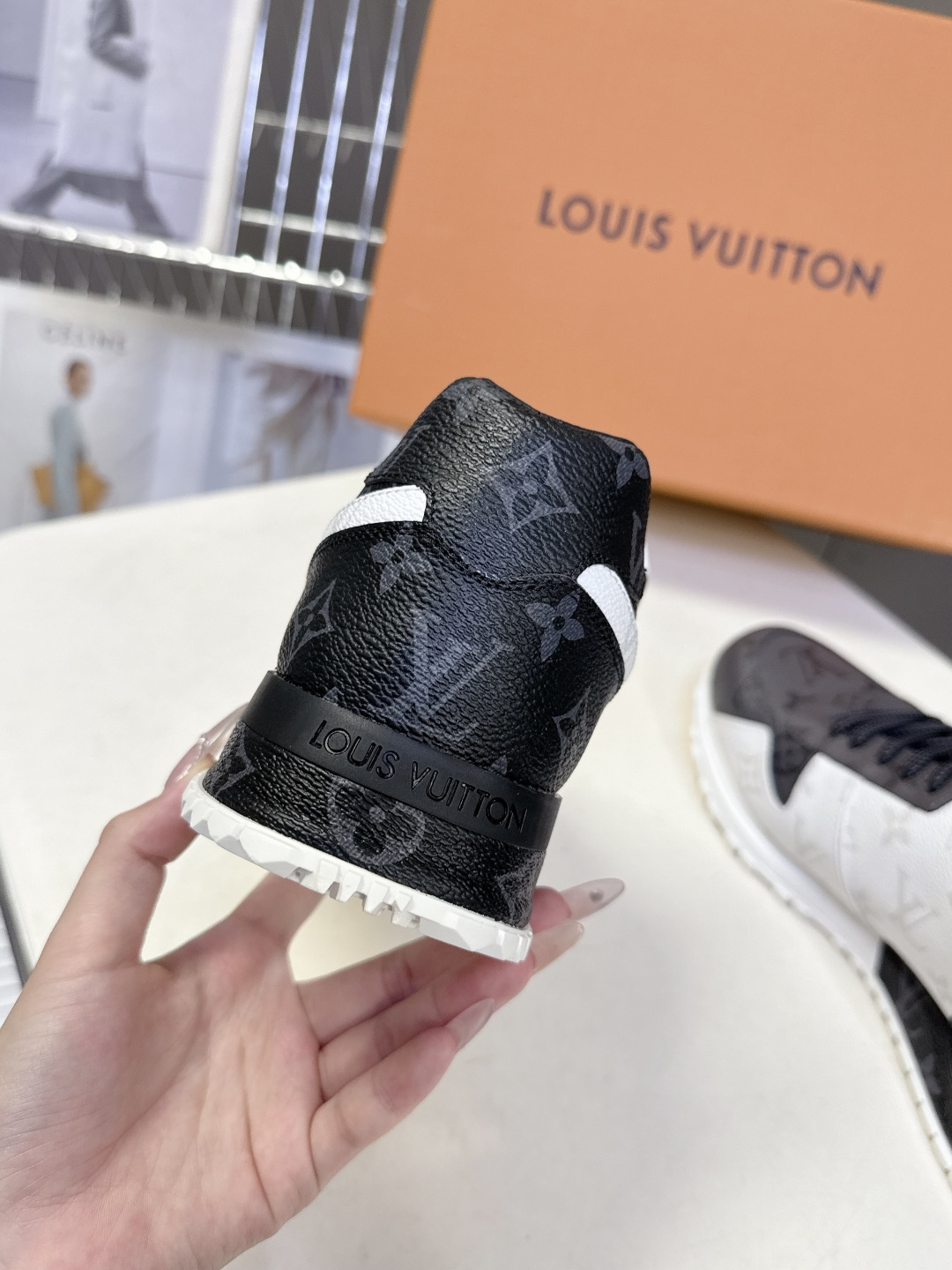 路易威登Louis Vuitton春夏最新款运动鞋超多明星网红种草 以复古篮球鞋为原型，采用全皮面压纹老