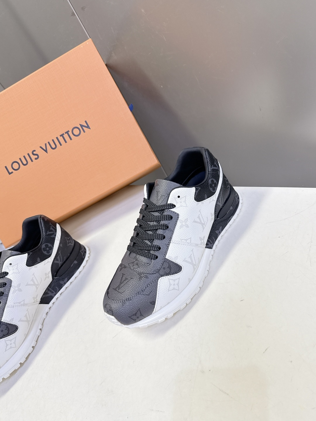 路易威登Louis Vuitton春夏最新款运动鞋超多明星网红种草 以复古篮球鞋为原型，采用全皮面压纹老