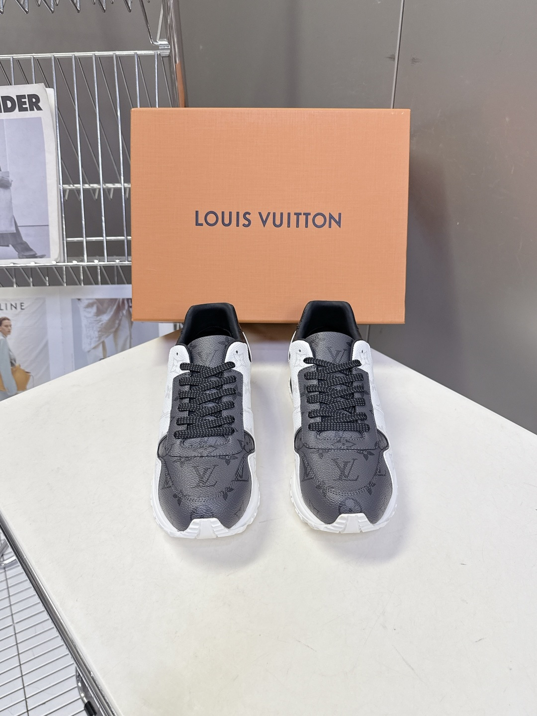 路易威登Louis Vuitton春夏最新款运动鞋超多明星网红种草 以复古篮球鞋为原型，采用全皮面压纹老