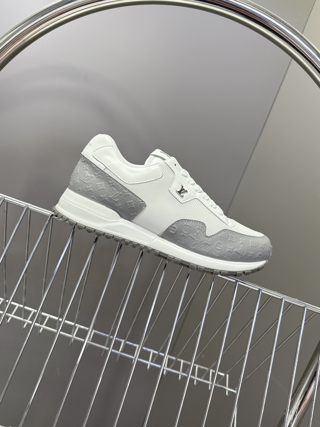 路易威登Louis Vuitton春夏最新款运动鞋超多明星网红种草 以复古篮球鞋为原型，采用全皮面压纹老