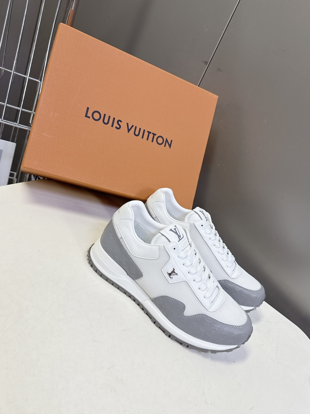 路易威登Louis Vuitton春夏最新款运动鞋超多明星网红种草 以复古篮球鞋为原型，采用全皮面压纹老