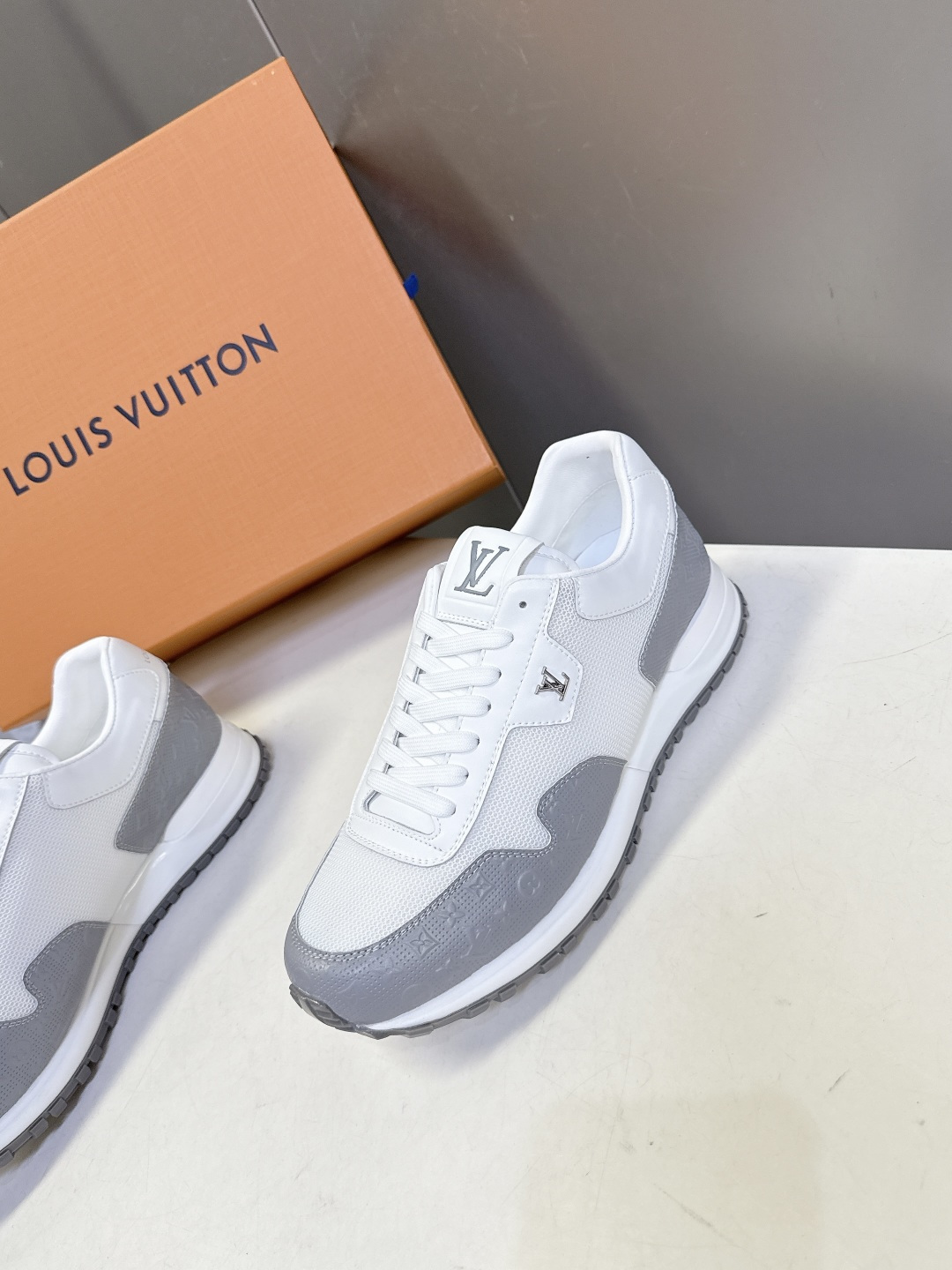 路易威登Louis Vuitton春夏最新款运动鞋超多明星网红种草 以复古篮球鞋为原型，采用全皮面压纹老