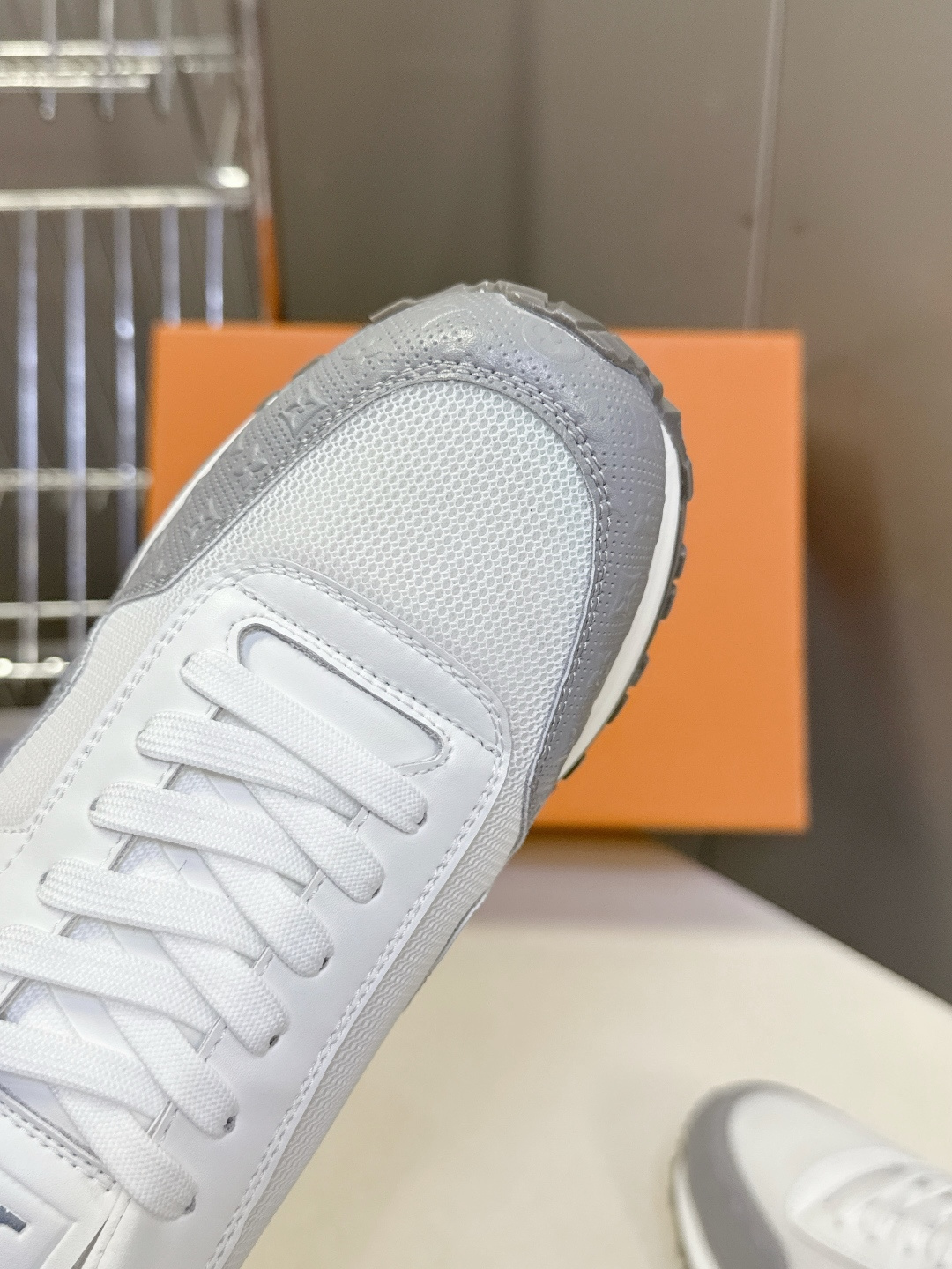 路易威登Louis Vuitton春夏最新款运动鞋超多明星网红种草 以复古篮球鞋为原型，采用全皮面压纹老