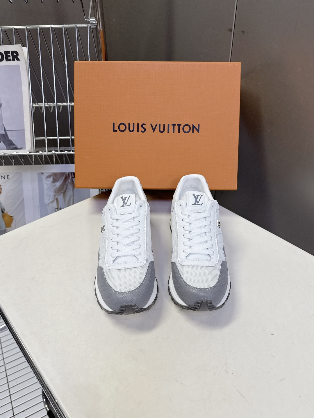 路易威登Louis Vuitton春夏最新款运动鞋超多明星网红种草 以复古篮球鞋为原型，采用全皮面压纹老