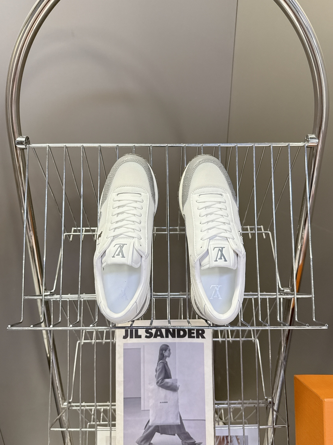 路易威登Louis Vuitton春夏最新款运动鞋超多明星网红种草 以复古篮球鞋为原型，采用全皮面压纹老