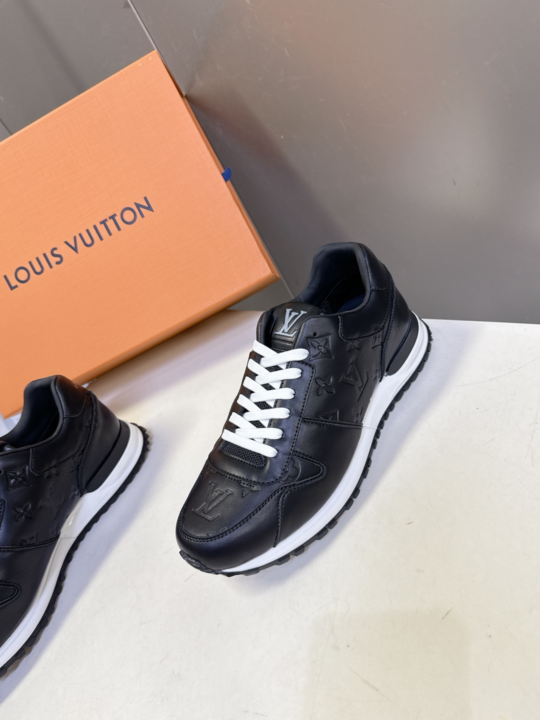 路易威登Louis Vuitton春夏最新款运动鞋超多明星网红种草 以复古篮球鞋为原型，采用全皮面压纹老