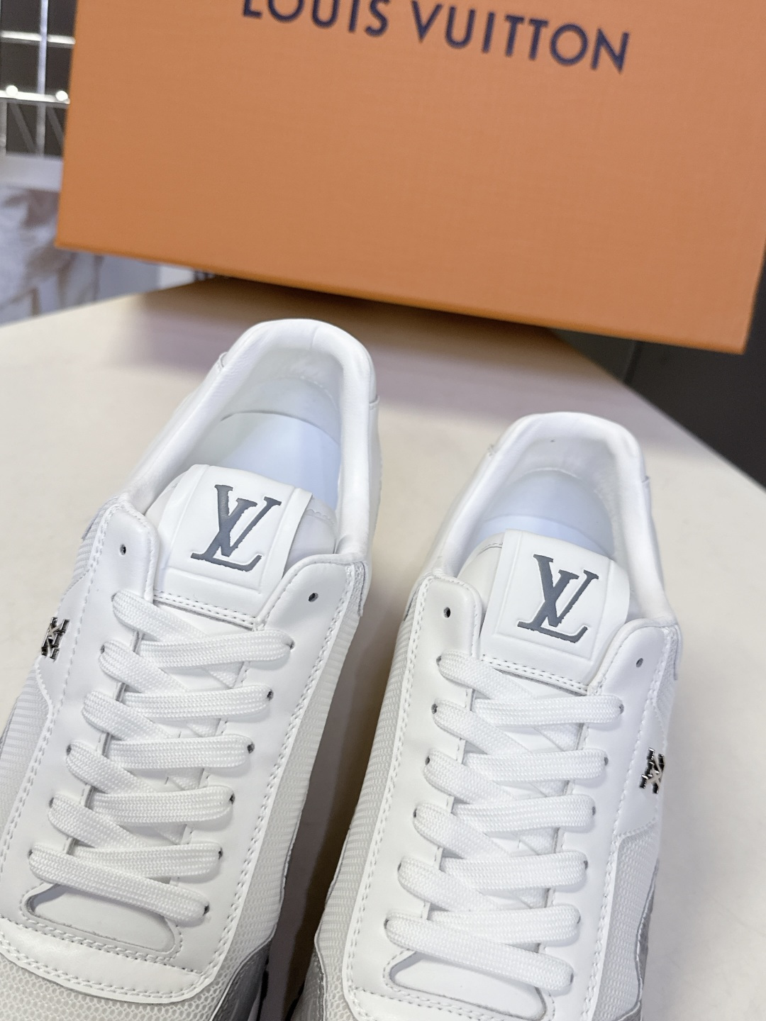 路易威登Louis Vuitton春夏最新款运动鞋超多明星网红种草 以复古篮球鞋为原型，采用全皮面压纹老