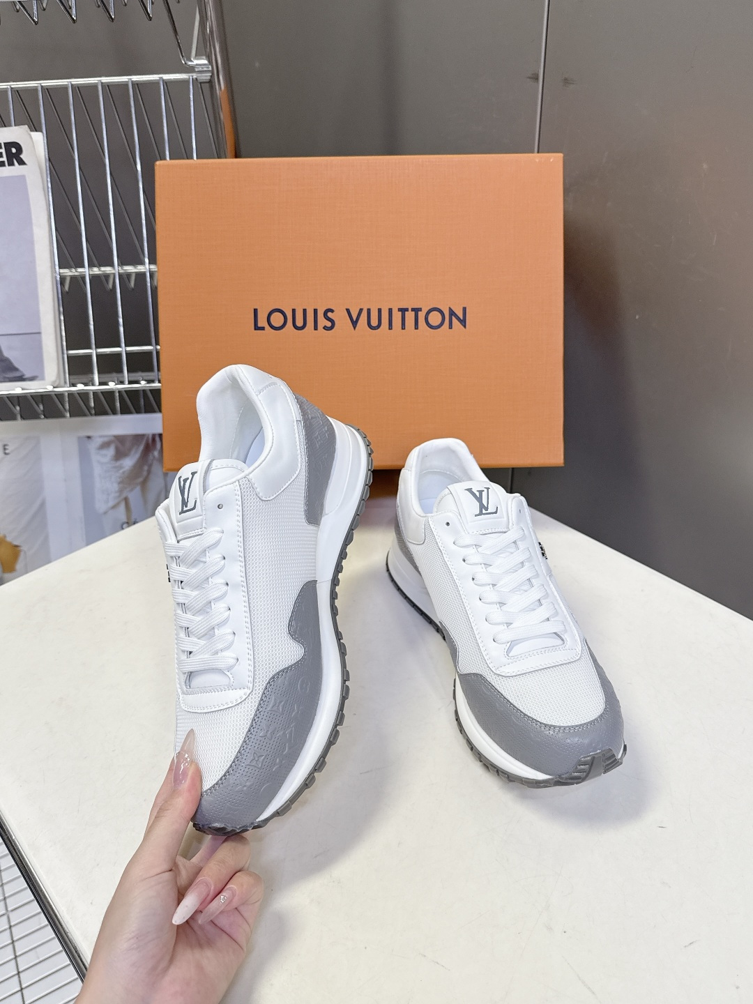 路易威登Louis Vuitton春夏最新款运动鞋超多明星网红种草 以复古篮球鞋为原型，采用全皮面压纹老