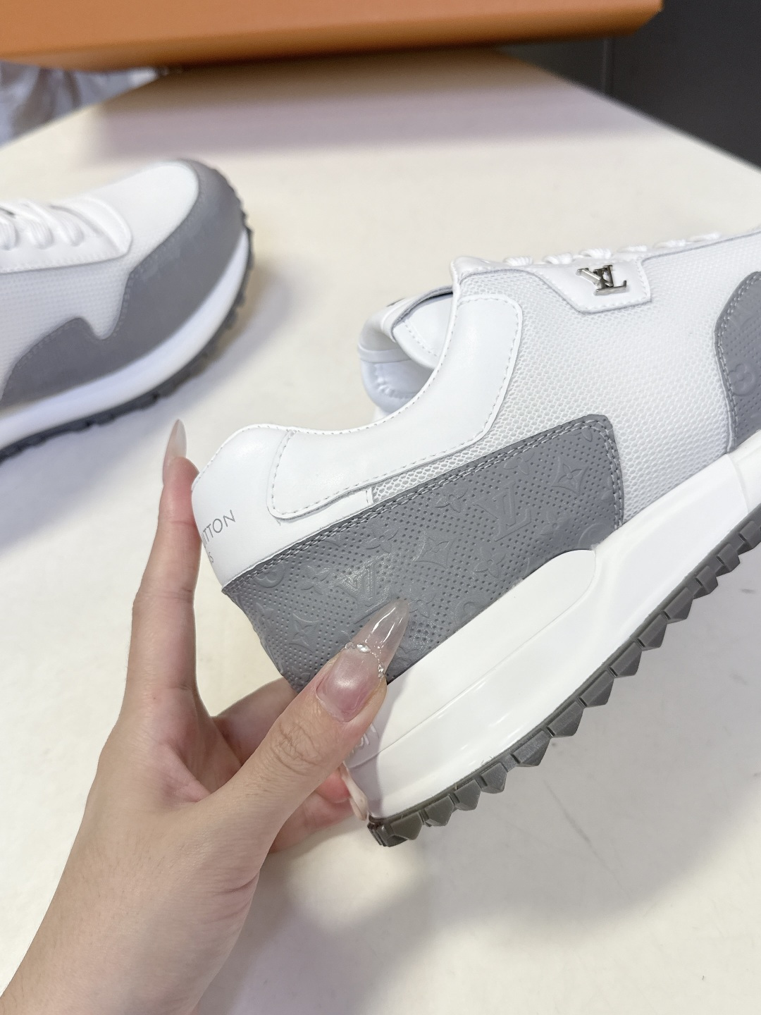路易威登Louis Vuitton春夏最新款运动鞋超多明星网红种草 以复古篮球鞋为原型，采用全皮面压纹老