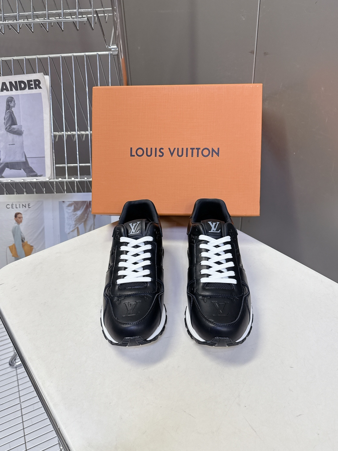 路易威登Louis Vuitton春夏最新款运动鞋超多明星网红种草 以复古篮球鞋为原型，采用全皮面压纹老