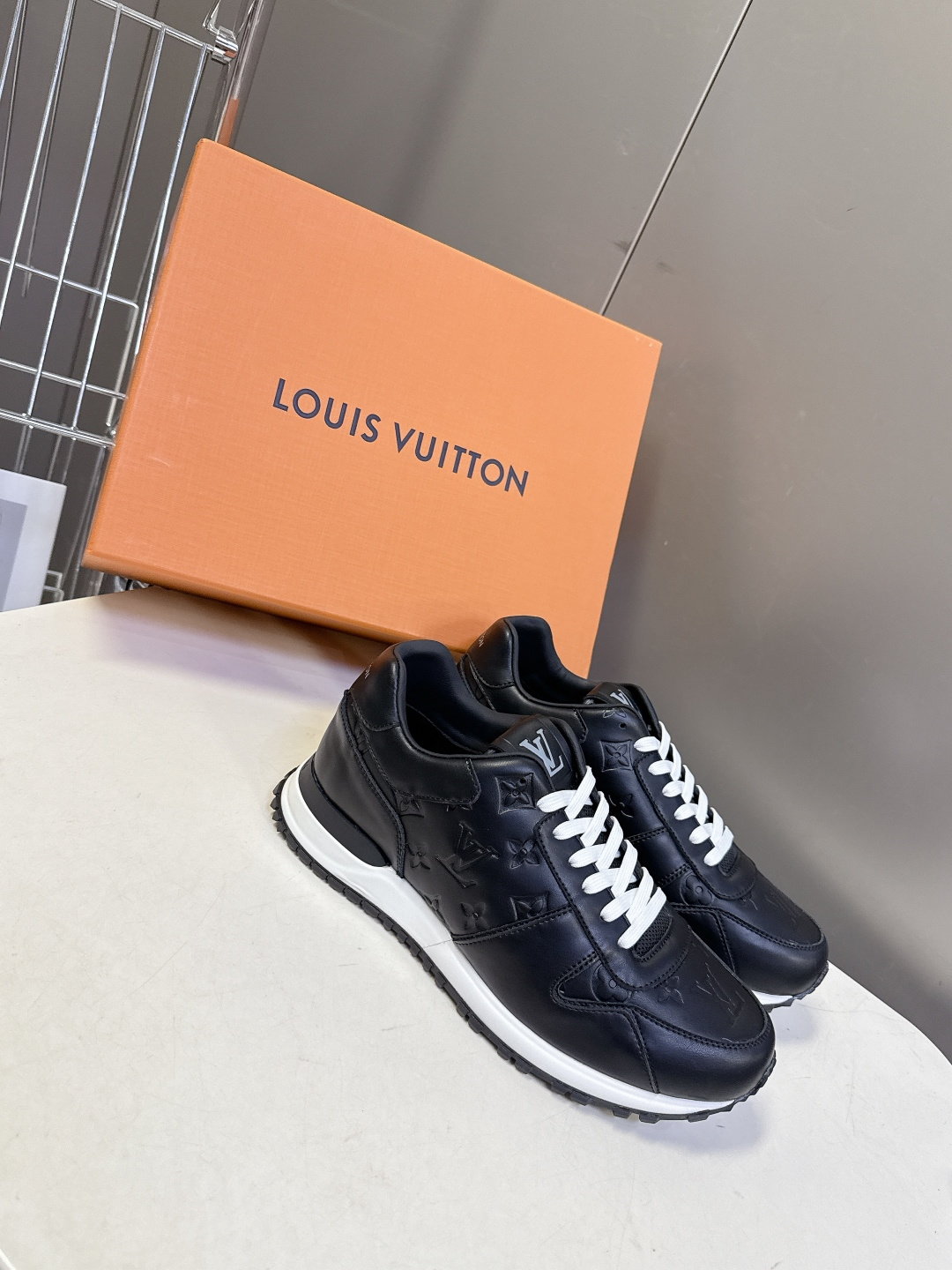 路易威登Louis Vuitton春夏最新款运动鞋超多明星网红种草 以复古篮球鞋为原型，采用全皮面压纹老