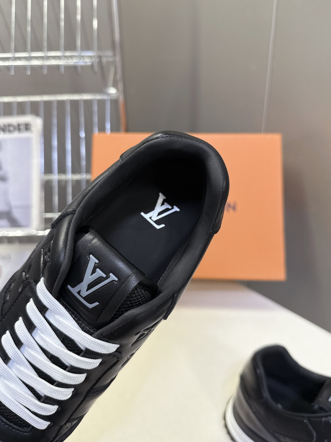 路易威登Louis Vuitton春夏最新款运动鞋超多明星网红种草 以复古篮球鞋为原型，采用全皮面压纹老