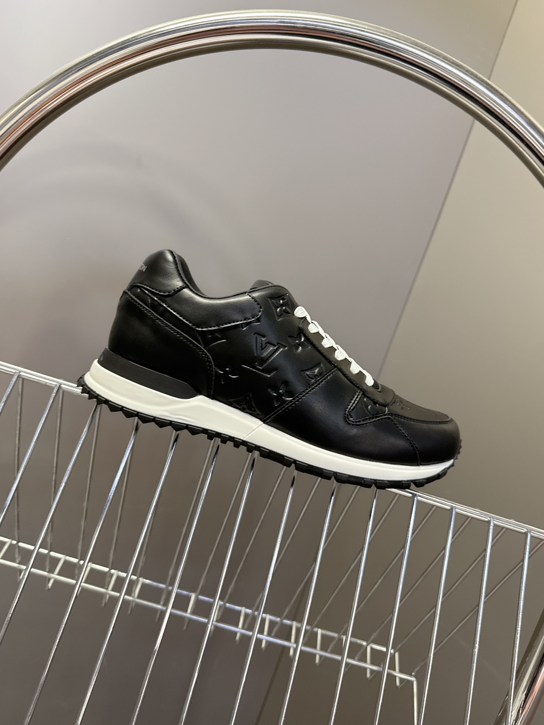 路易威登Louis Vuitton春夏最新款运动鞋超多明星网红种草 以复古篮球鞋为原型，采用全皮面压纹老