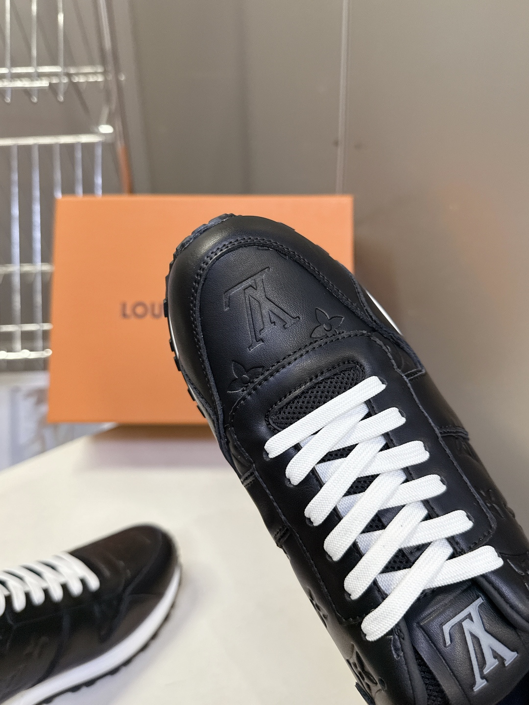 路易威登Louis Vuitton春夏最新款运动鞋超多明星网红种草 以复古篮球鞋为原型，采用全皮面压纹老