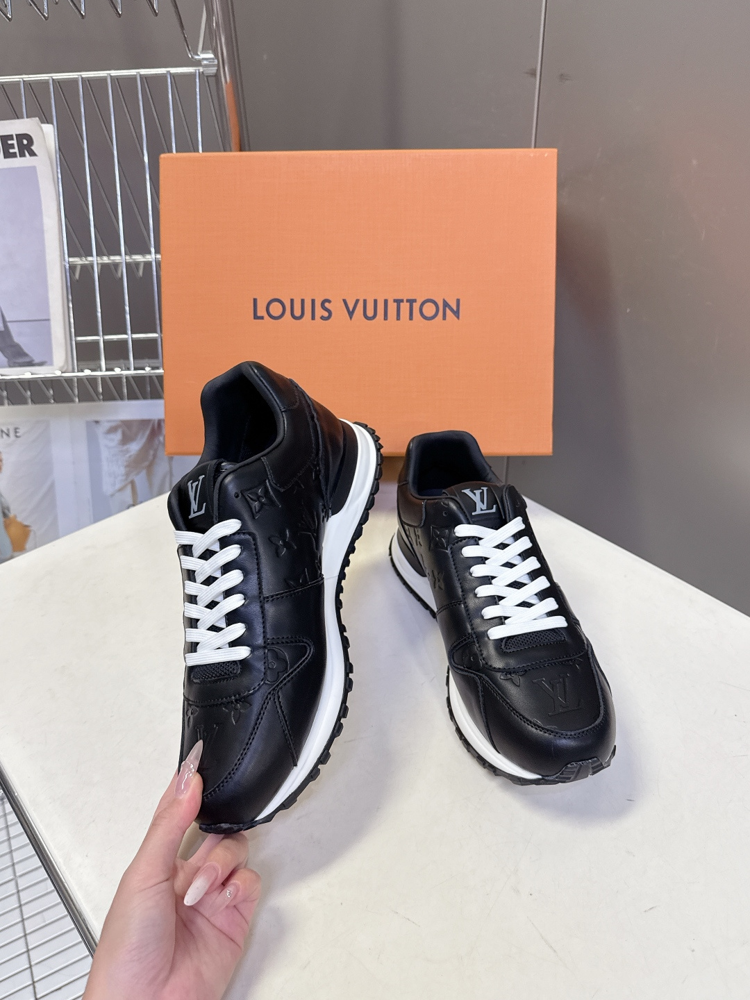 路易威登Louis Vuitton春夏最新款运动鞋超多明星网红种草 以复古篮球鞋为原型，采用全皮面压纹老